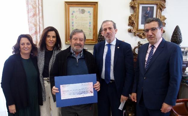 Francisco Javier Lara entrega el cheque a Ángeles Malagueños de la Noche.