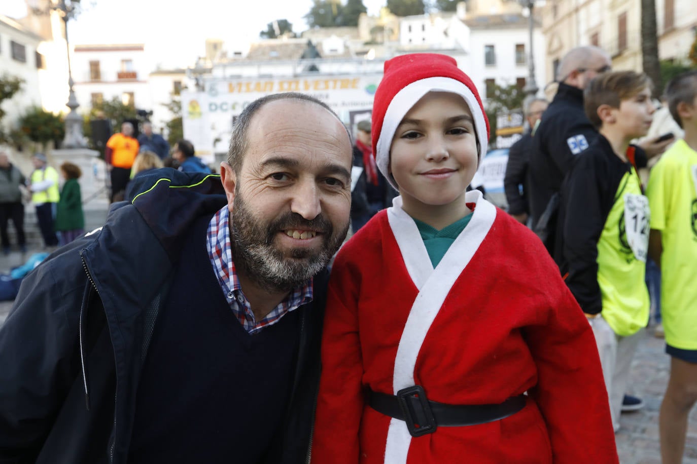 Disfrazados y en familia o con amigos, las calles se llenaron instantes antes de las campanadas de Canal Sur