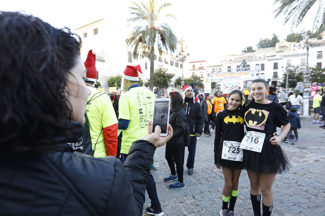 Disfrazados y en familia o con amigos, las calles se llenaron instantes antes de las campanadas de Canal Sur