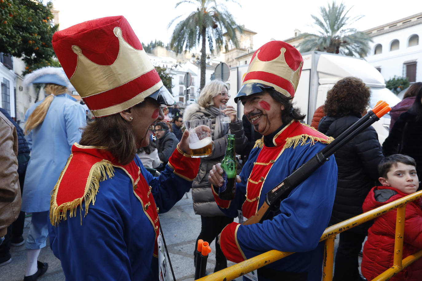 Disfrazados y en familia o con amigos, las calles se llenaron instantes antes de las campanadas de Canal Sur