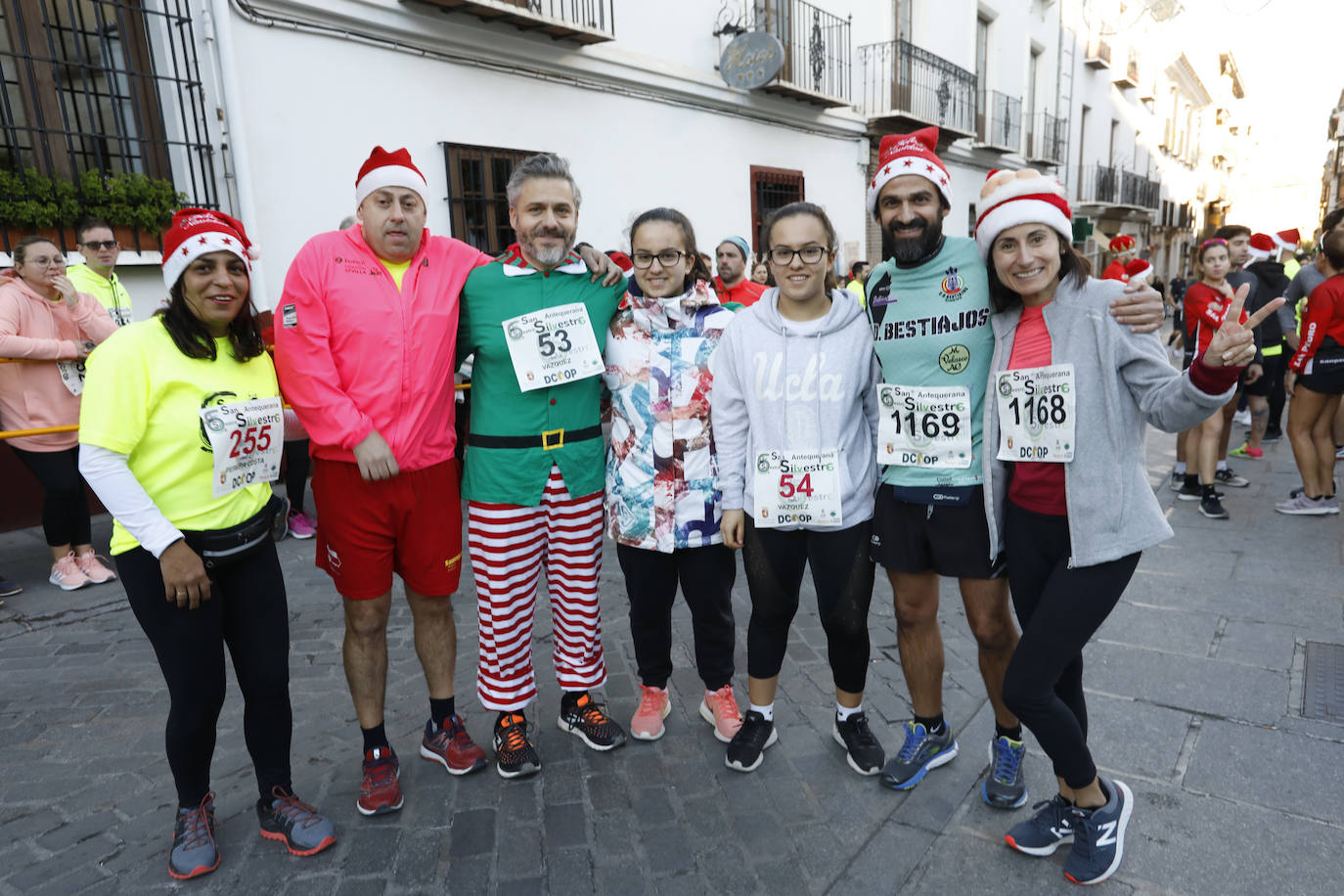 Disfrazados y en familia o con amigos, las calles se llenaron instantes antes de las campanadas de Canal Sur