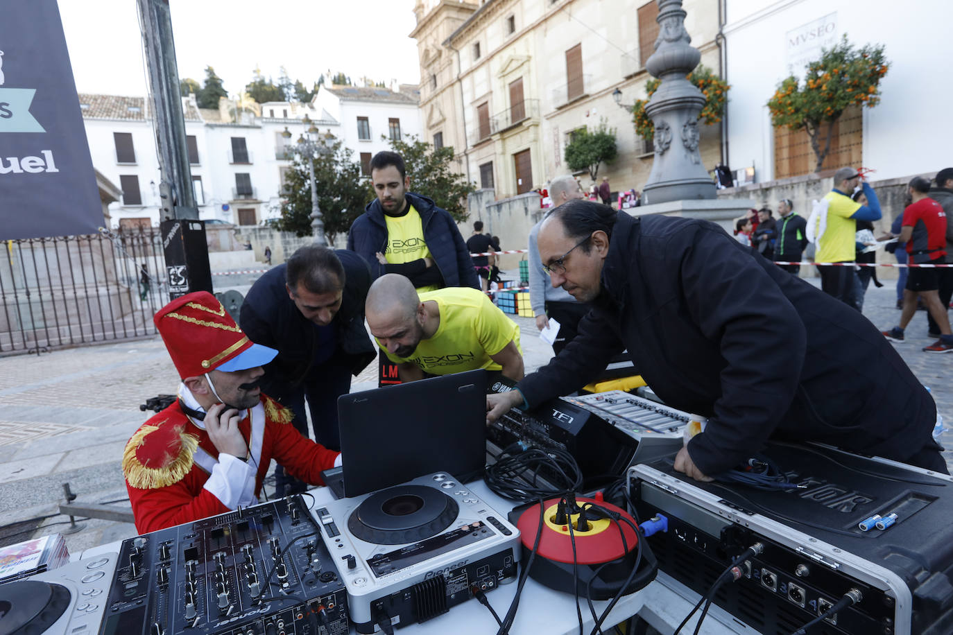 Disfrazados y en familia o con amigos, las calles se llenaron instantes antes de las campanadas de Canal Sur