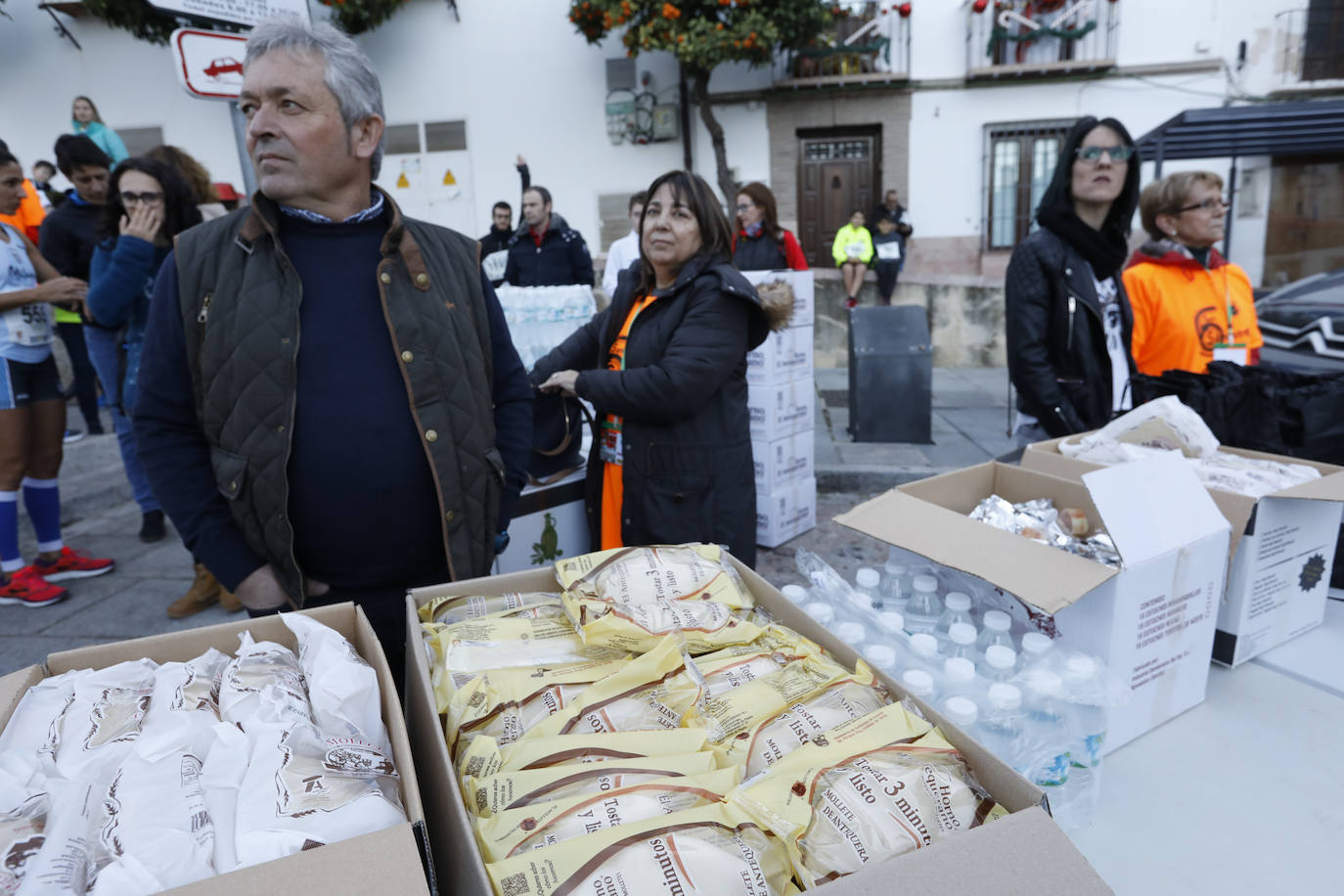 Disfrazados y en familia o con amigos, las calles se llenaron instantes antes de las campanadas de Canal Sur