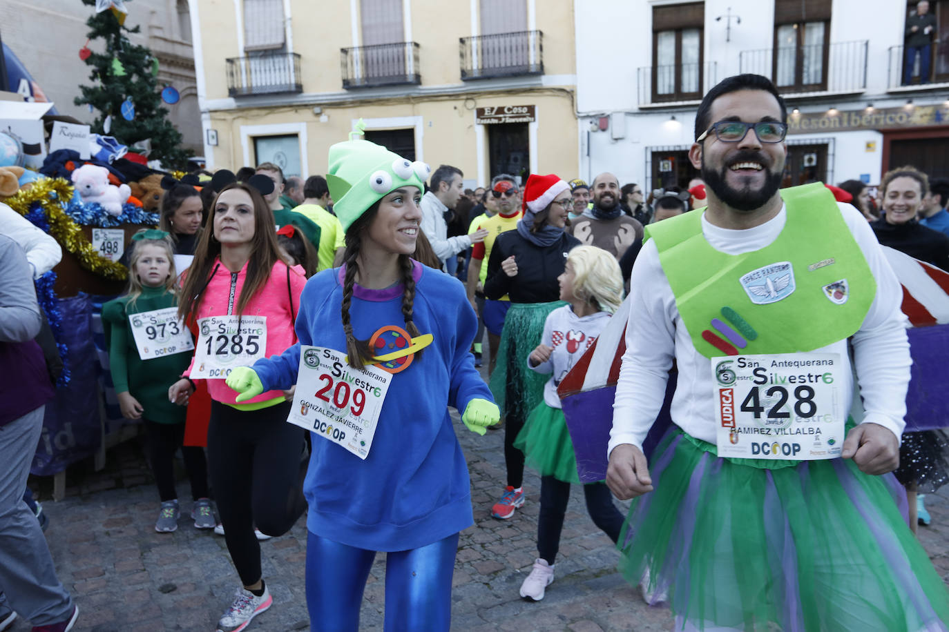 Disfrazados y en familia o con amigos, las calles se llenaron instantes antes de las campanadas de Canal Sur