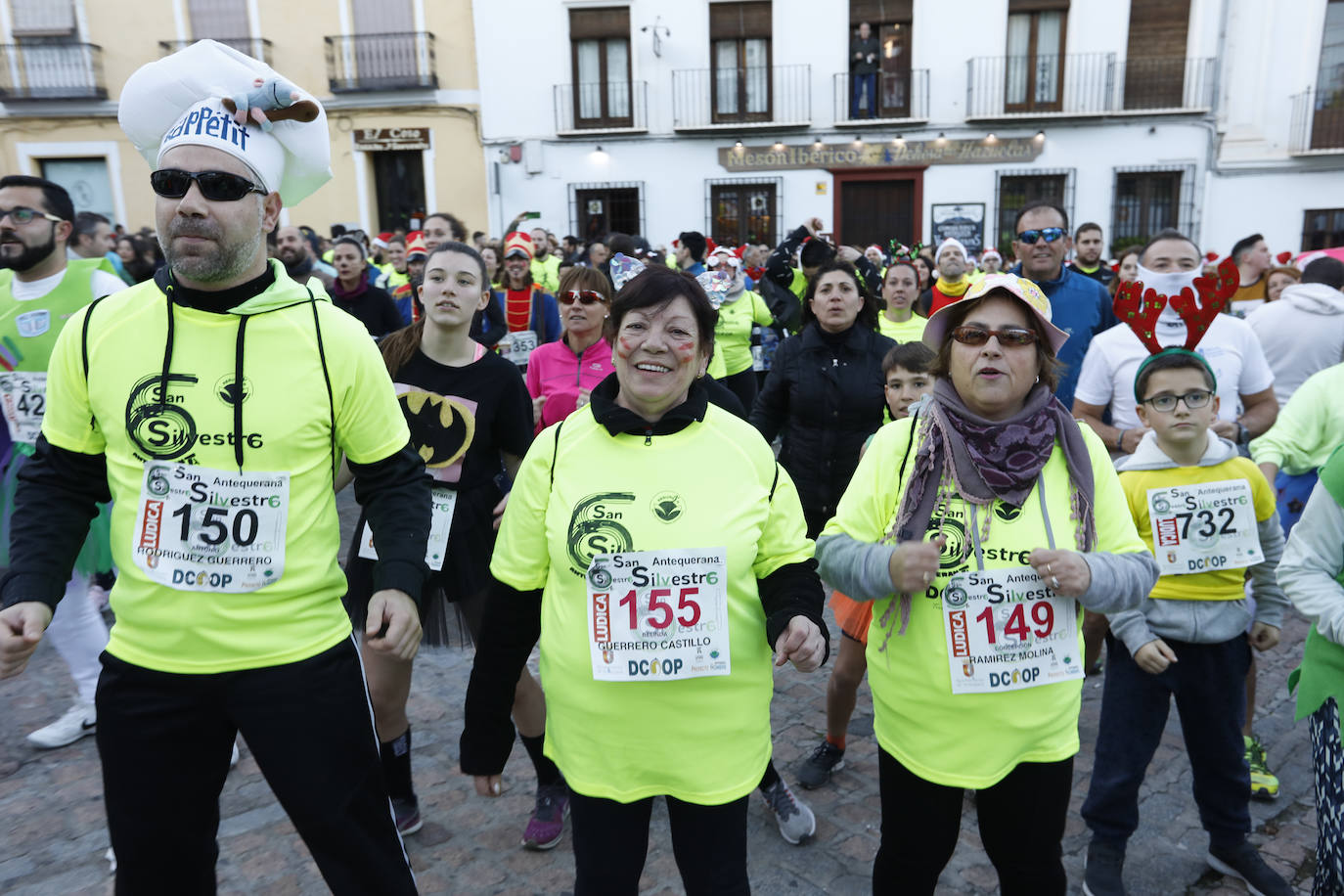 Disfrazados y en familia o con amigos, las calles se llenaron instantes antes de las campanadas de Canal Sur