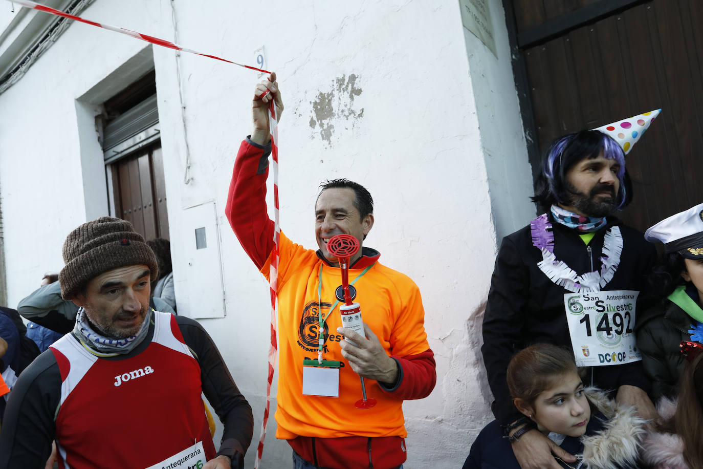 Disfrazados y en familia o con amigos, las calles se llenaron instantes antes de las campanadas de Canal Sur