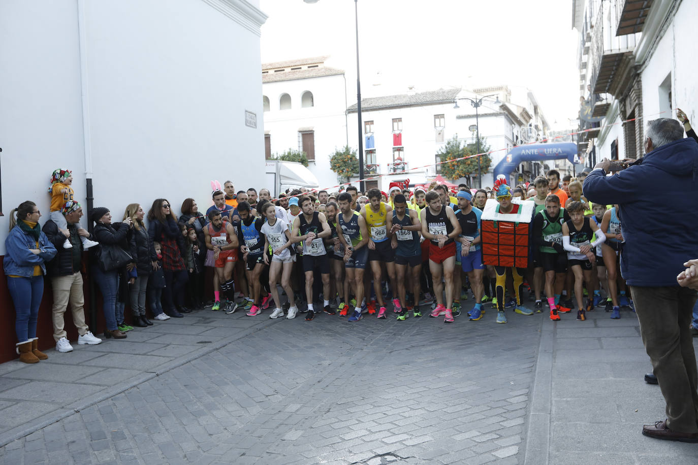 Disfrazados y en familia o con amigos, las calles se llenaron instantes antes de las campanadas de Canal Sur