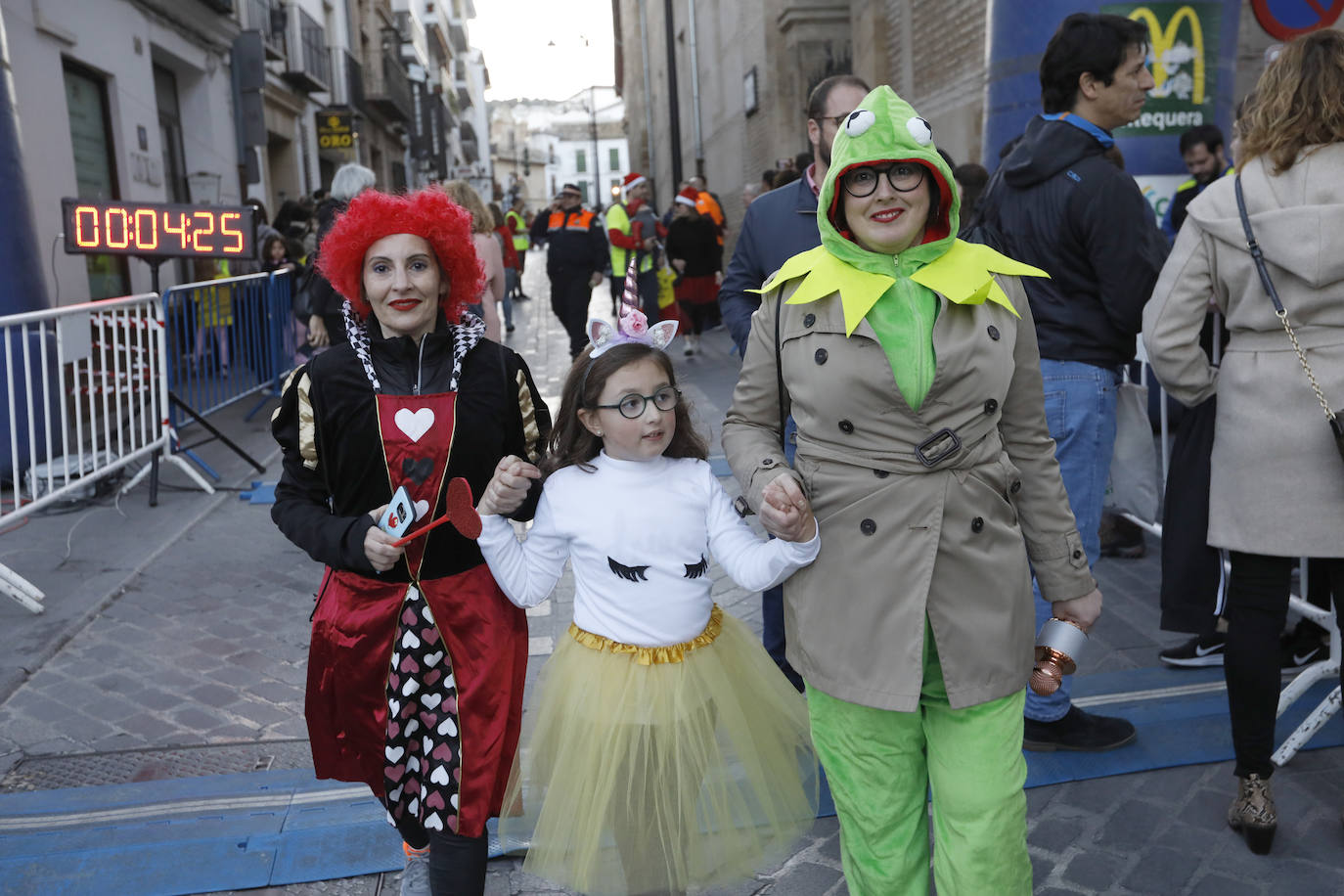 Disfrazados y en familia o con amigos, las calles se llenaron instantes antes de las campanadas de Canal Sur