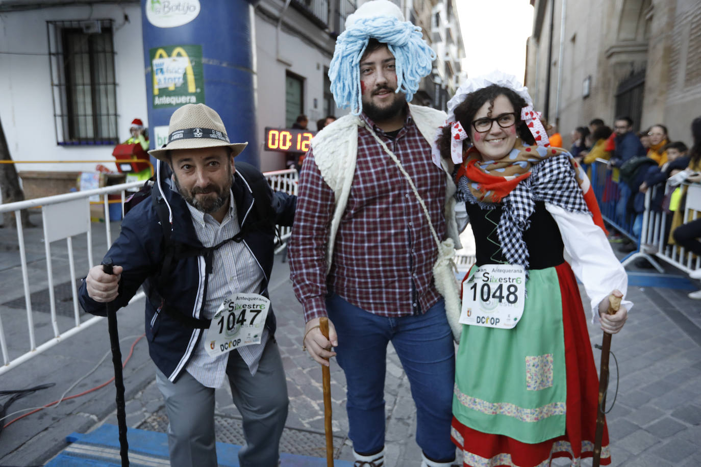 Disfrazados y en familia o con amigos, las calles se llenaron instantes antes de las campanadas de Canal Sur