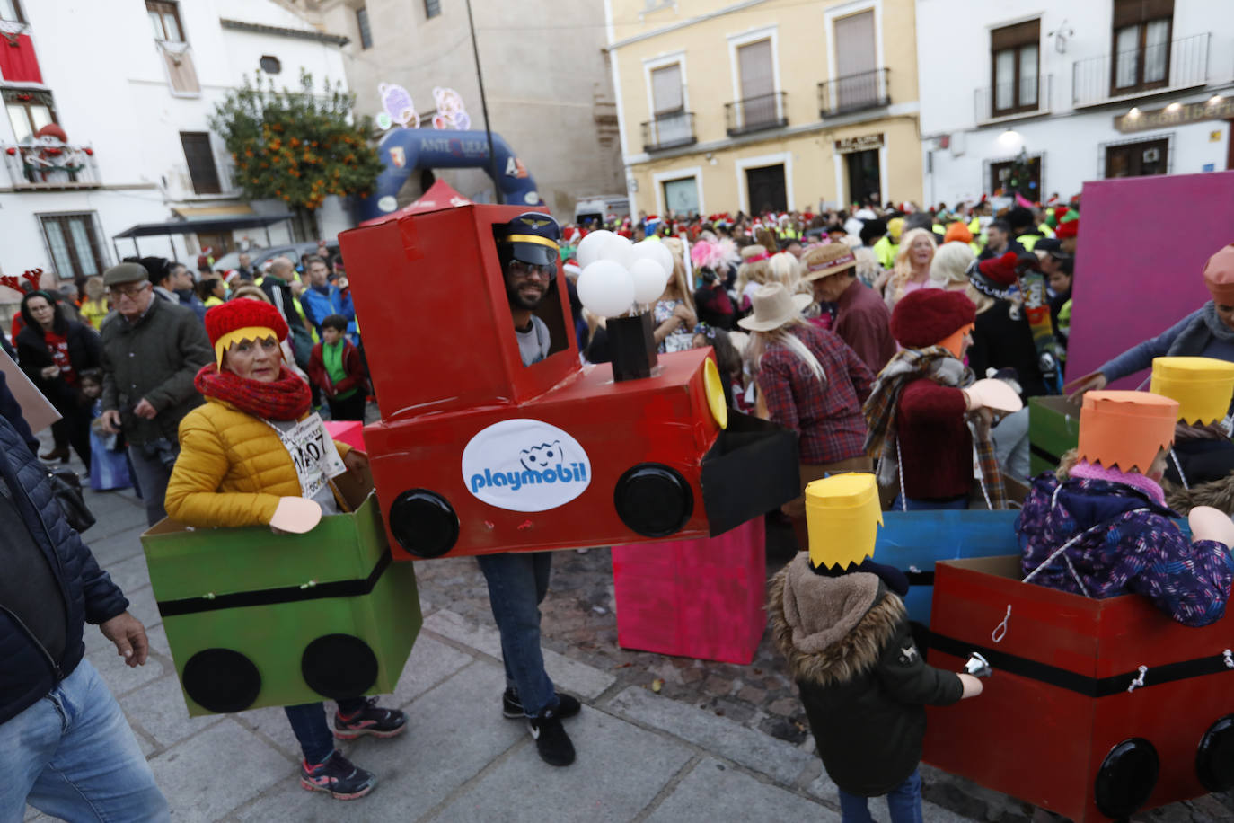 Disfrazados y en familia o con amigos, las calles se llenaron instantes antes de las campanadas de Canal Sur