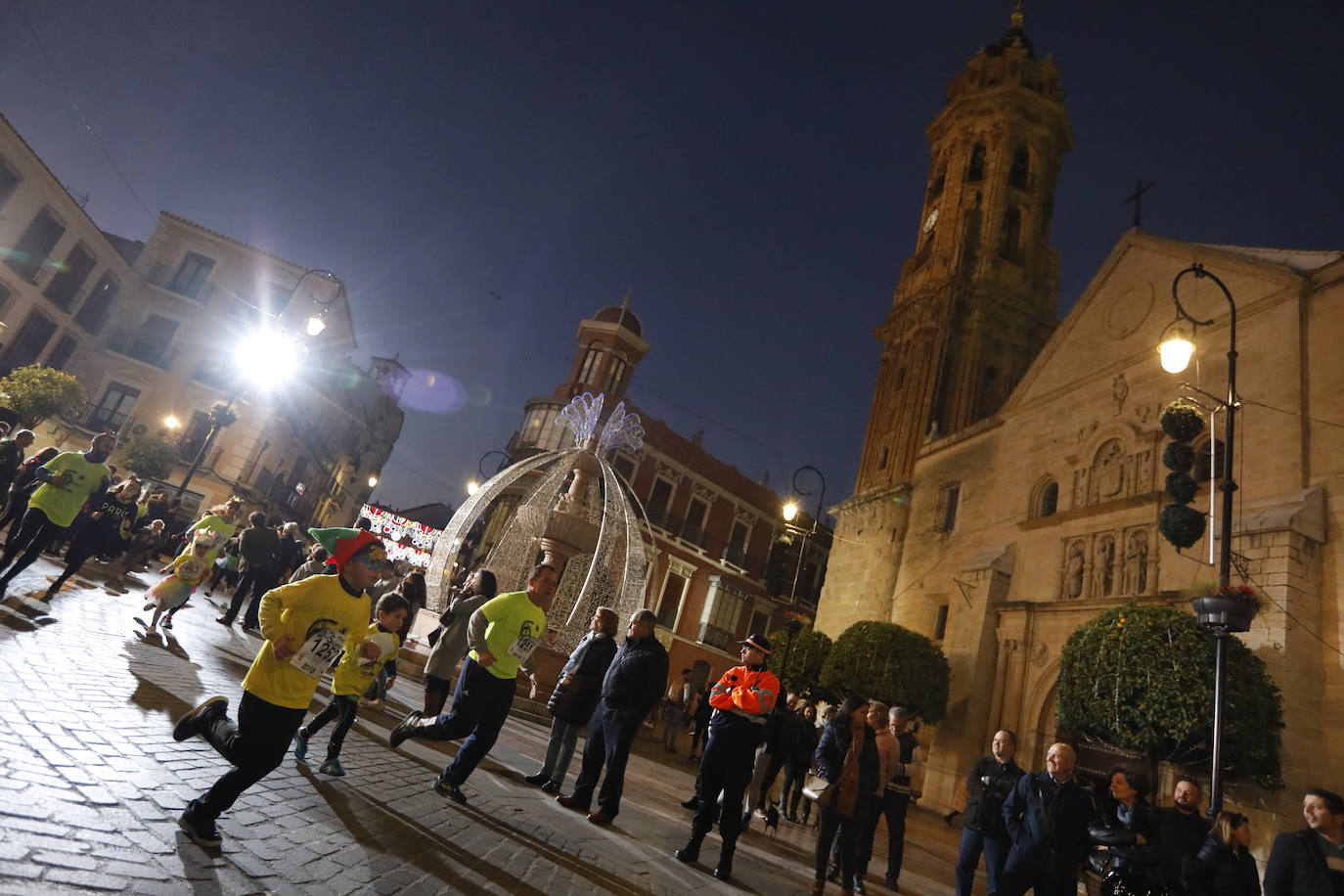 Disfrazados y en familia o con amigos, las calles se llenaron instantes antes de las campanadas de Canal Sur