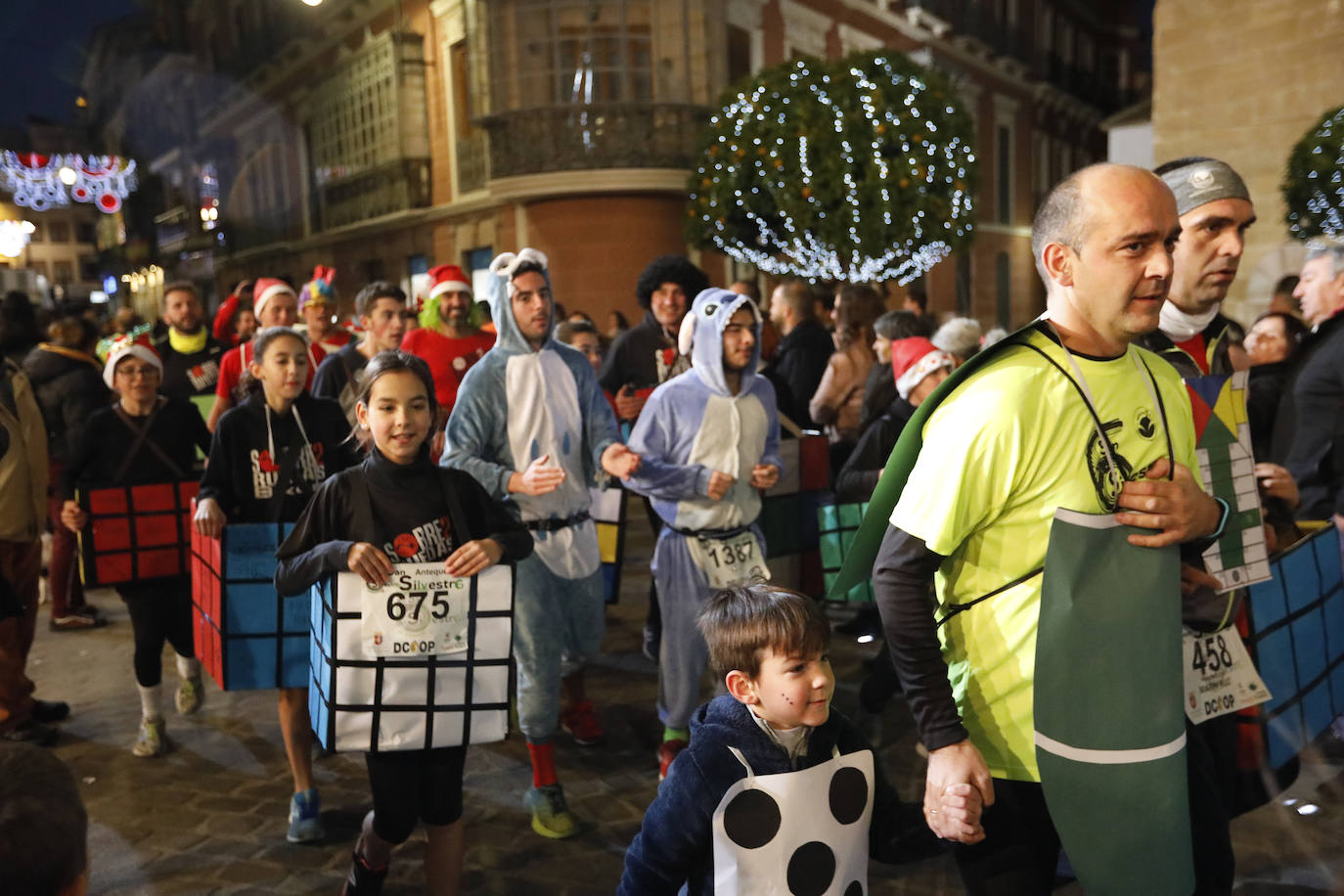 Disfrazados y en familia o con amigos, las calles se llenaron instantes antes de las campanadas de Canal Sur