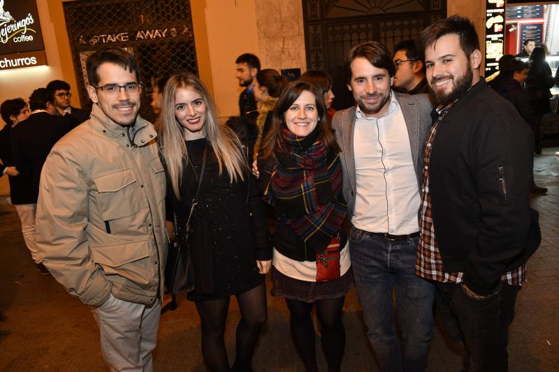 Malagueños y visitantes tomaron las uvas en la plaza de la Constitución y llenaron calles y plazas para recibir 2020