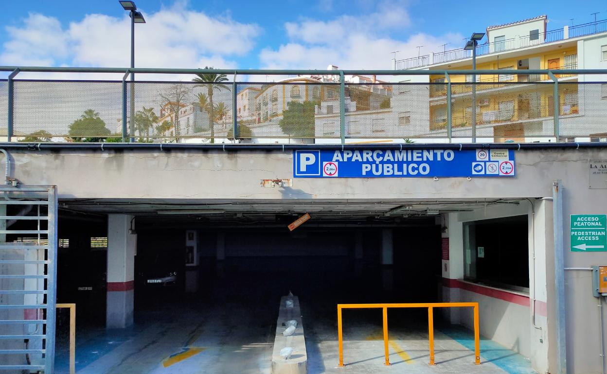 La empresa ha colocado una valla en el carril de entrada y ha dejado abierto el de salida para los vecinos que tenían sus coches dentro. 