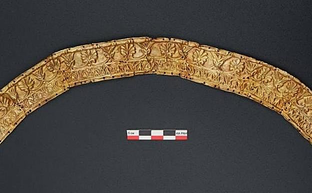 Fragmento del tocado de oro encontrado.