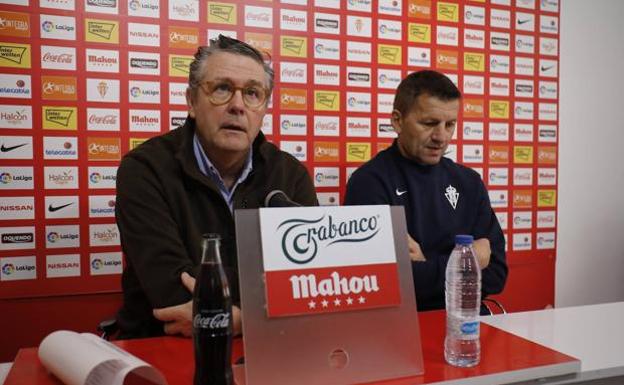 Antonio Maestro, jefe de los servicios médicos del club, junto a Djukic, en la rueda de prensa 