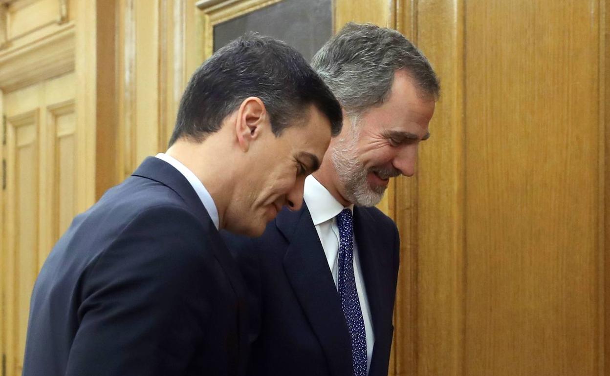 Felipe VI recibe a Pedro Sánchez en la ronda de consultas del pasado diciembre.