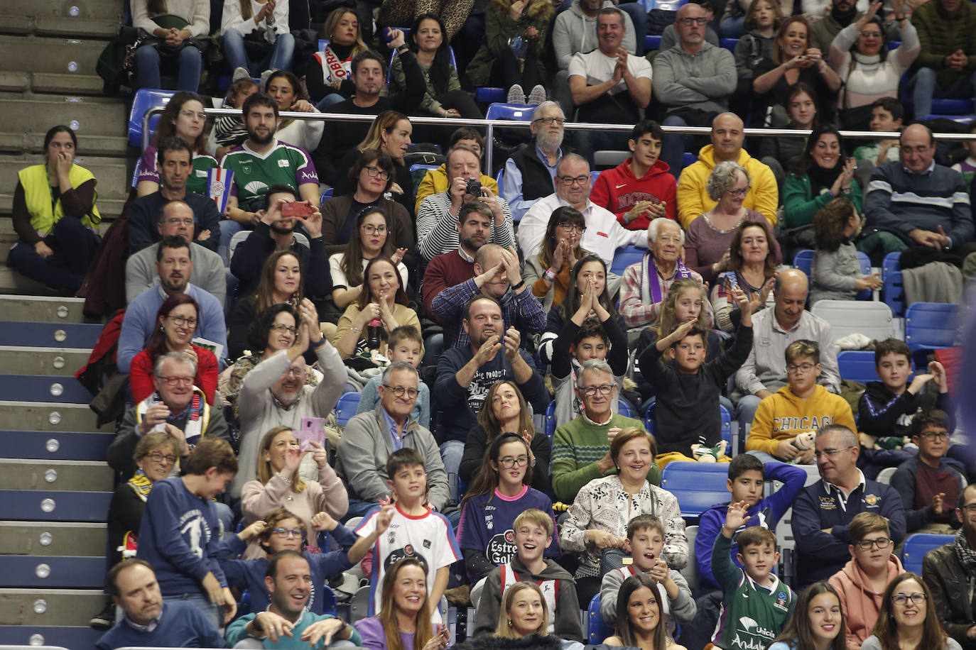 Búscate en las fotos del Unicaja-Obradoiro