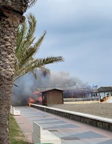 Imagen secundaria 2 - Un incendio calcina por completo el chiringuito Moliere Playa