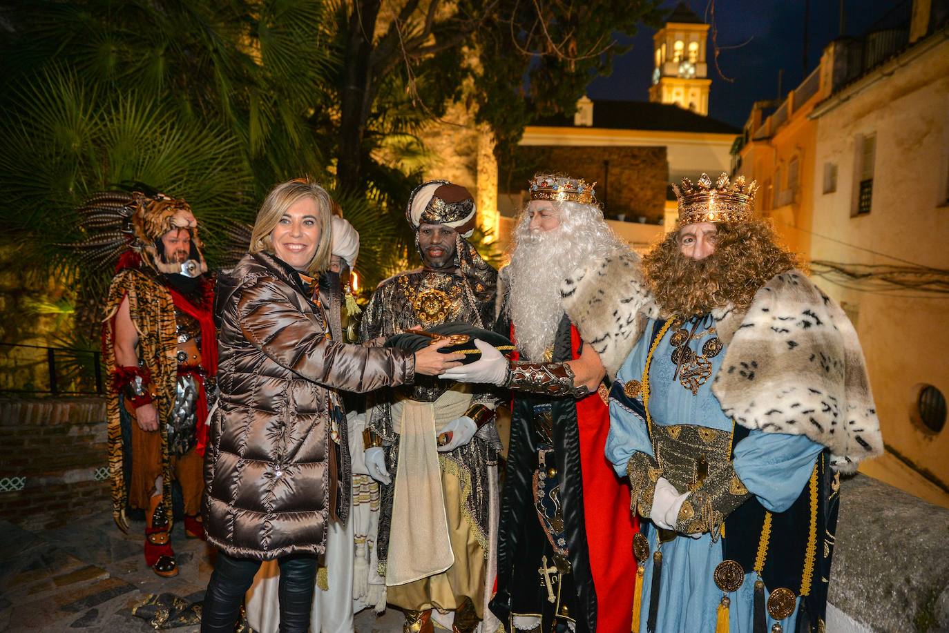 Los Reyes recorrieron a pie las calles del centro de Marbella.