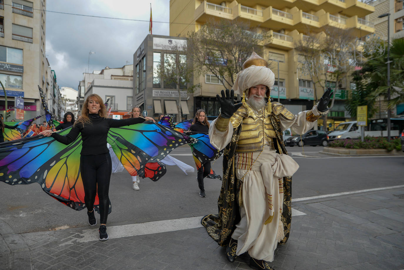 Los Reyes recorrieron a pie las calles del centro de Marbella.