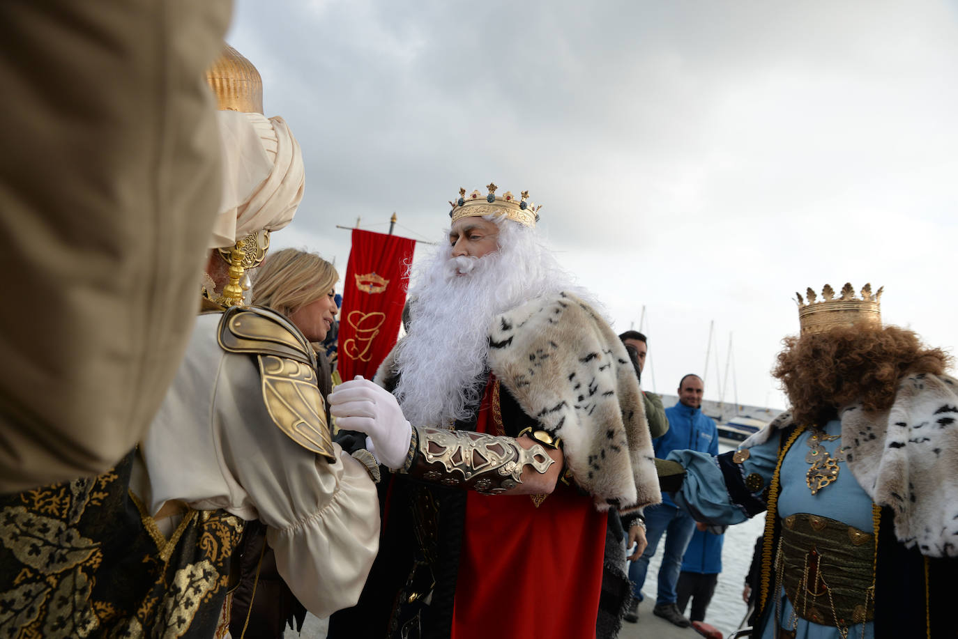 Los Reyes recorrieron a pie las calles del centro de Marbella.