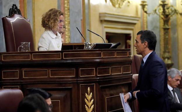 La presidenta del Congreso, Merixel Batet, y el candidato Pedro Sánchez, durante la sesión de investidura de este domingo.