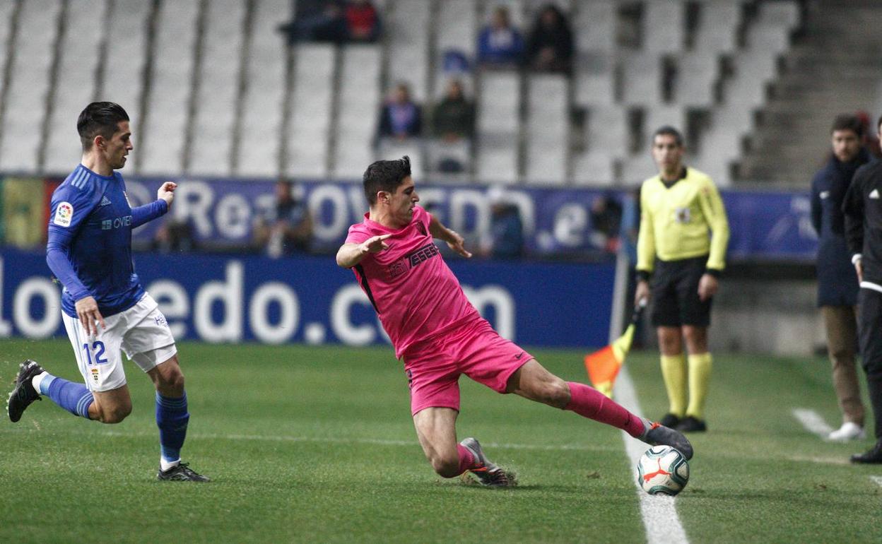 Un momento del partido en Oviedo. 