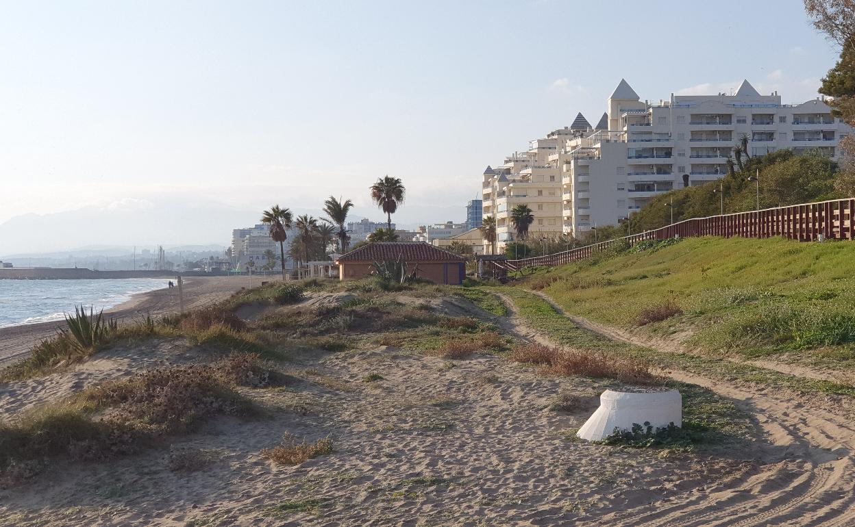 Vista de la senda litoral a la altura de El Cable. 