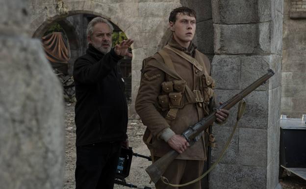 Sam Mendes y George Mackay en el rodaje de '1917'.