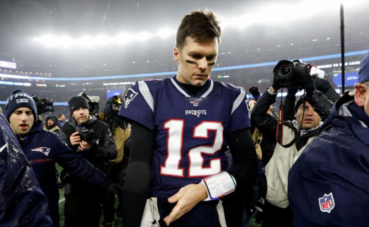 Tom Brady, abandonando el terreno de juego tras ser eliminado de los playoffs 