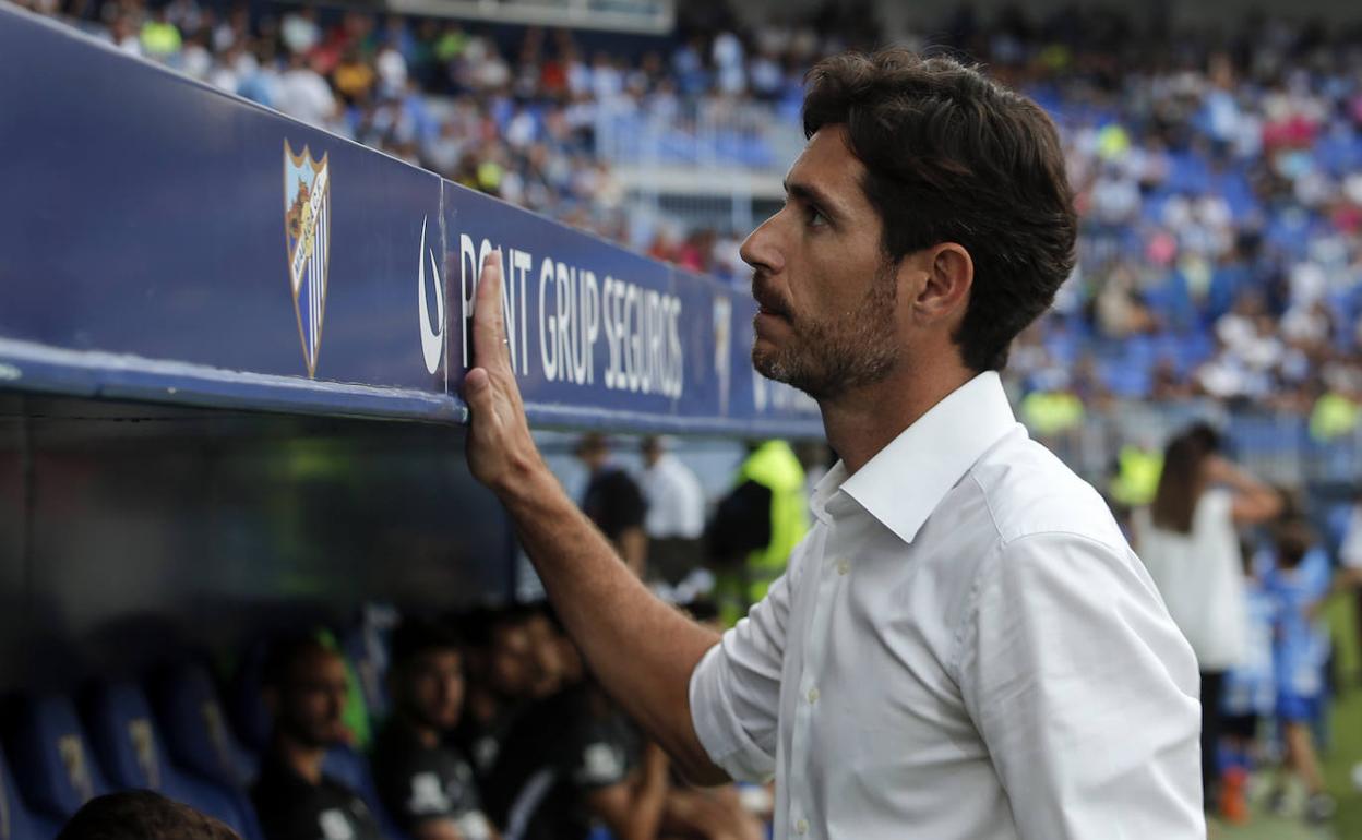 Víctor, en el banquillo local de La Rosaleda en un partido de esta temporada, dirige su mirada a la grada.