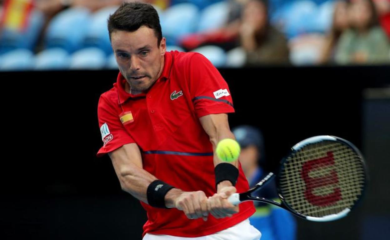 Roberto Bautista devuelve una bola durante la Copa ATP.