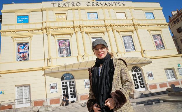 Aurélia Thierrée, ayer, en la fachada del Cervantes, poco antes de la entrevista. 