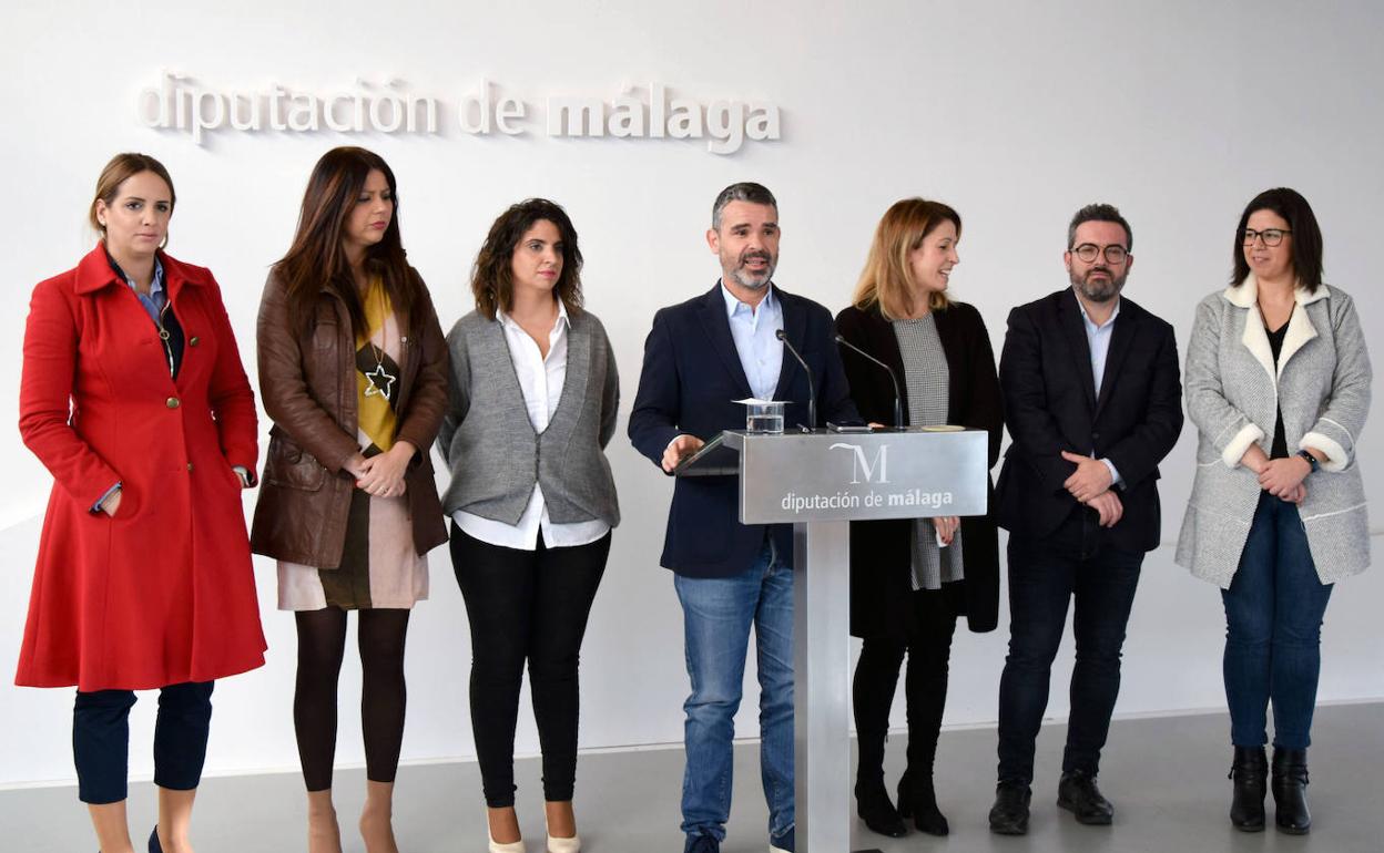 Bernal, en el centro, esta mañana, junto a diputados socialistas en la Diputación.
