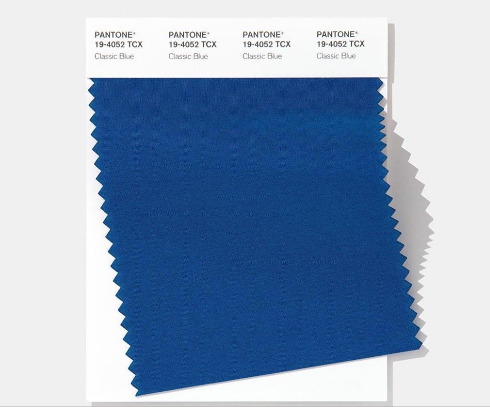 Pantone lo ha bautizado como 'Classic Blue' y será, según el prestigioso instituto, el color de moda de este 2020. Una tonalidad de azul atemporal que pretende aportar «calma, confianza y conexión» a un año que actúa de bisagra entre dos décadas. Aquí van 15 prendas, ya en tiendas, para incorporarlo a tu armario y adelantarte a las tendencias