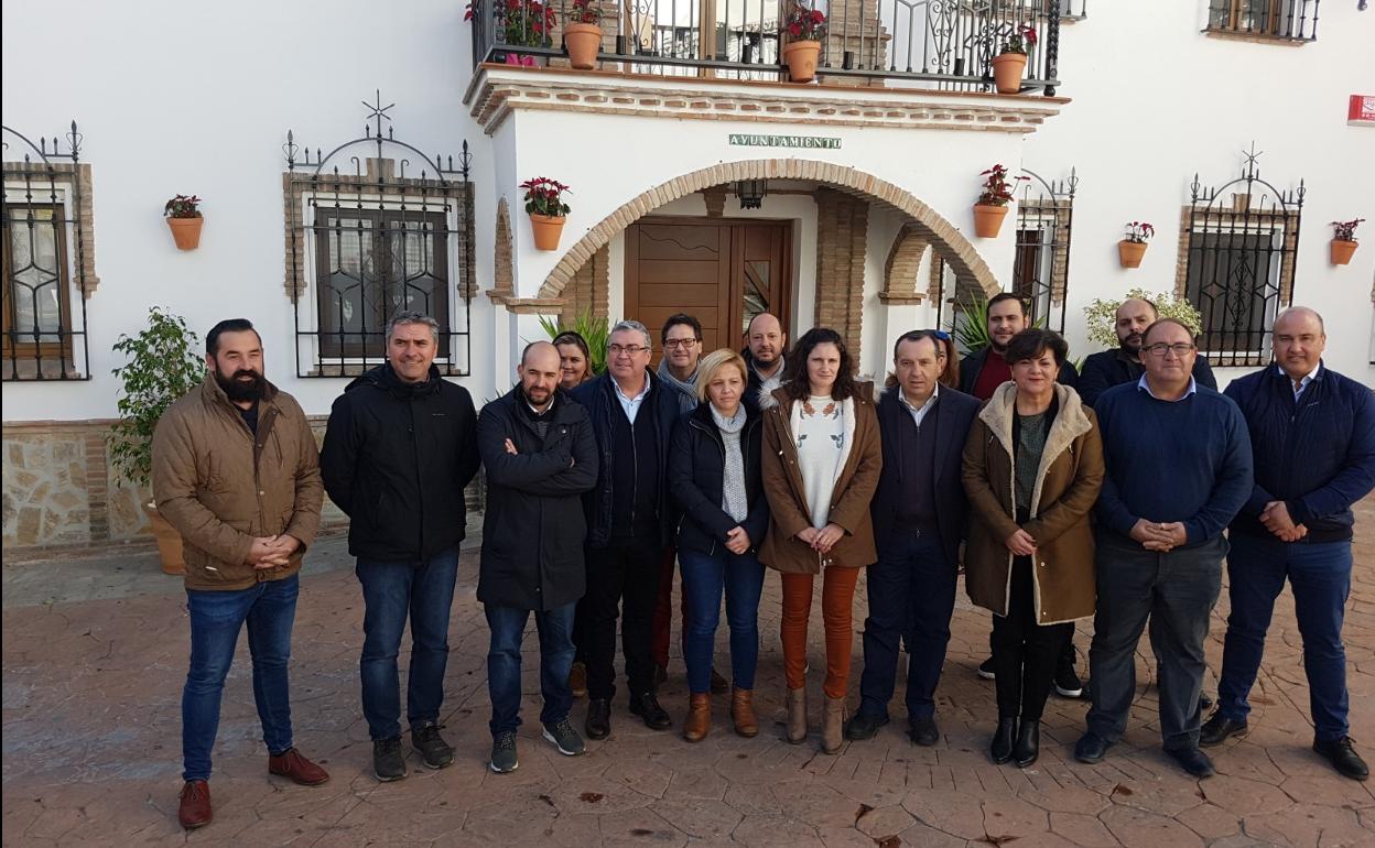 Ágata González y José Luis Ruiz Espejo, junto a diversos cargos y alcaldes del PSOE, ante el Ayuntamiento de Alcaucín. 