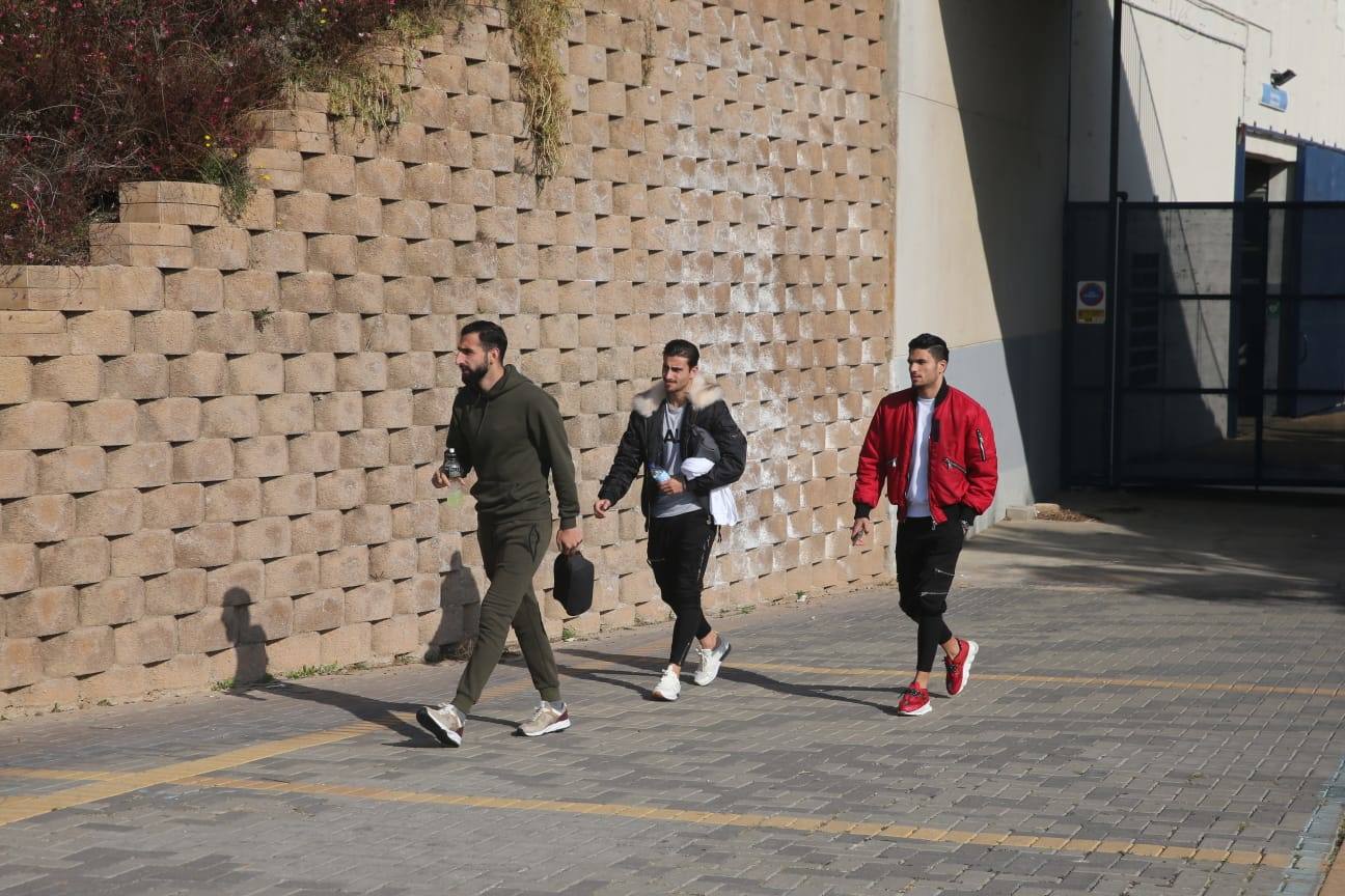 Imágenes de los jugadores del Málaga a la llegada y a la salida del entrenamiento de hoy en el estadio de atletismo. 