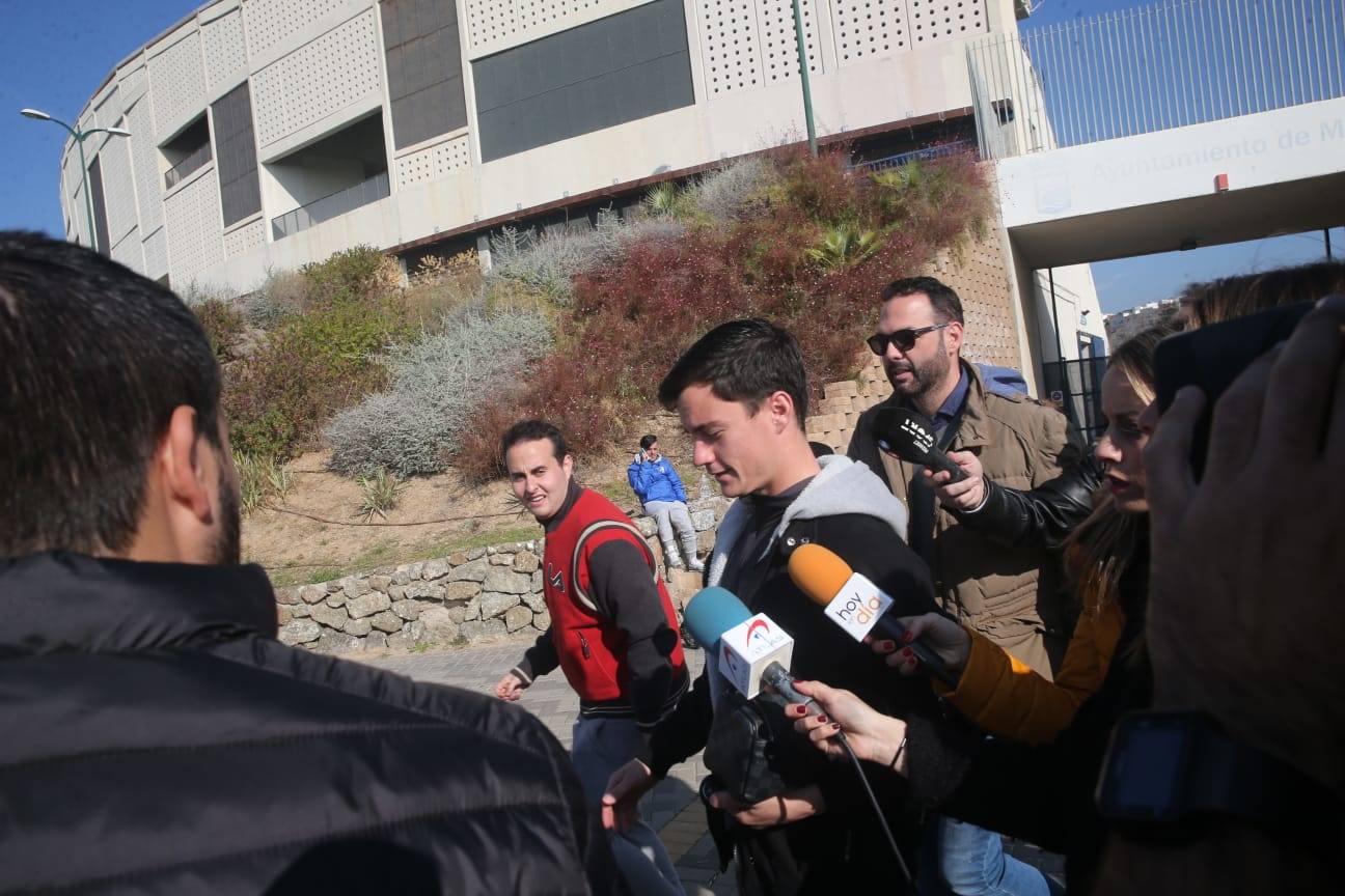 Imágenes de los jugadores del Málaga a la llegada y a la salida del entrenamiento de hoy en el estadio de atletismo. 