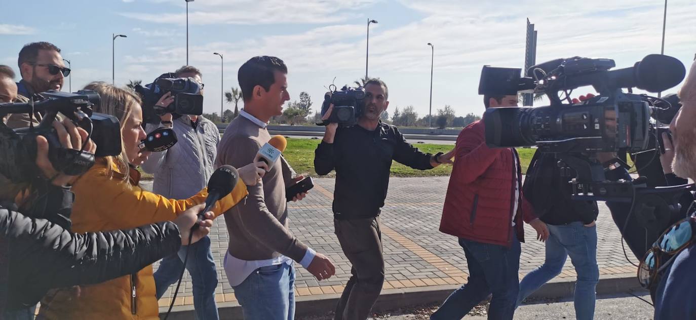 Imágenes de los jugadores del Málaga a la llegada y a la salida del entrenamiento de hoy en el estadio de atletismo. 