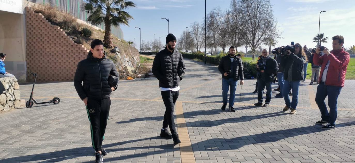 Imágenes de los jugadores del Málaga a la llegada y a la salida del entrenamiento de hoy en el estadio de atletismo. 