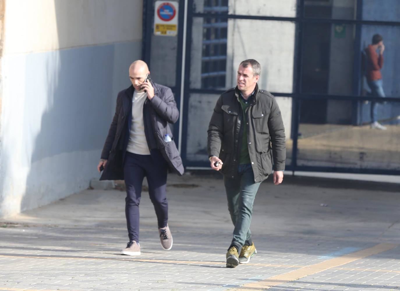 Imágenes de los jugadores del Málaga a la llegada y a la salida del entrenamiento de hoy en el estadio de atletismo. 