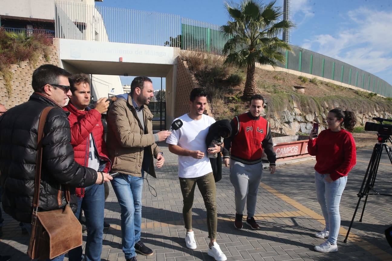 Imágenes de los jugadores del Málaga a la llegada y a la salida del entrenamiento de hoy en el estadio de atletismo. 