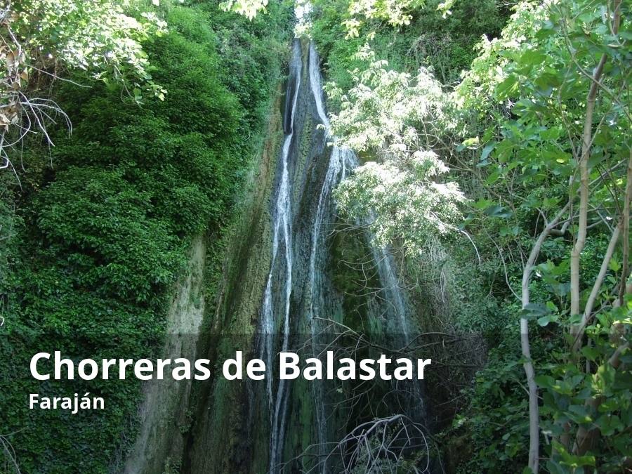 En la parte baja del pueblo de Faraján se pueden ver dos llamativas cascadas, conocidas como las 'chorreras' de Balastar, nombre con el que denominaba a un antiguo poblado árabe ya desaparecido. A ambas cataratas se llega fácilmente desde el propio casco urbano. Sobre todo, a la primera que está a poco más de medio kilómetro a pie por un cómodo sendero. En ocasiones, estos saltos de agua pueden aparecer secos, pero no es porque haya escasez de agua sino porque se ha cortado temporalmente para el regadío de las huertas de la zona.