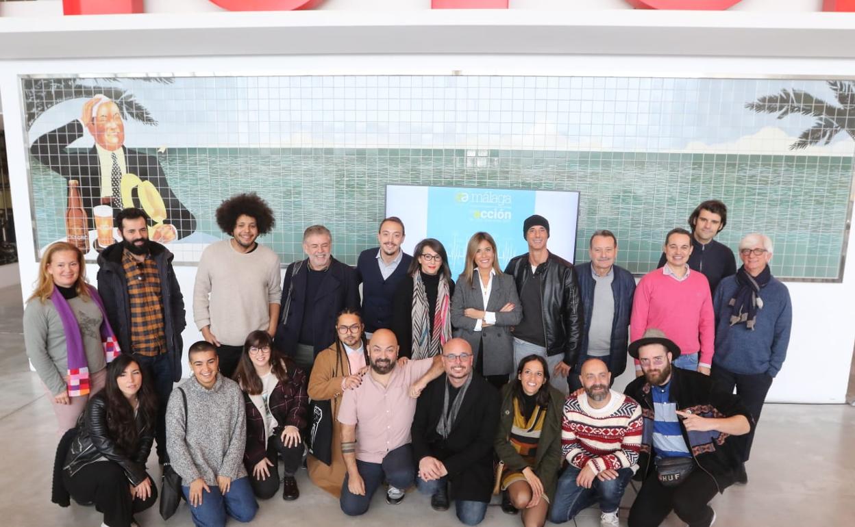 Foto de familia de los asistentes en la Fábrica de Cerveza Victoria. 
