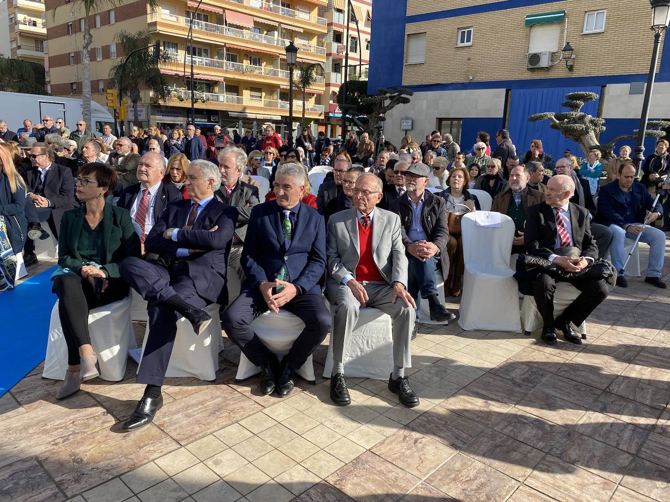 Fotos: Rincón de la Victoria rinde homenaje a Manuel Alcántara con una escultura y una cerámica