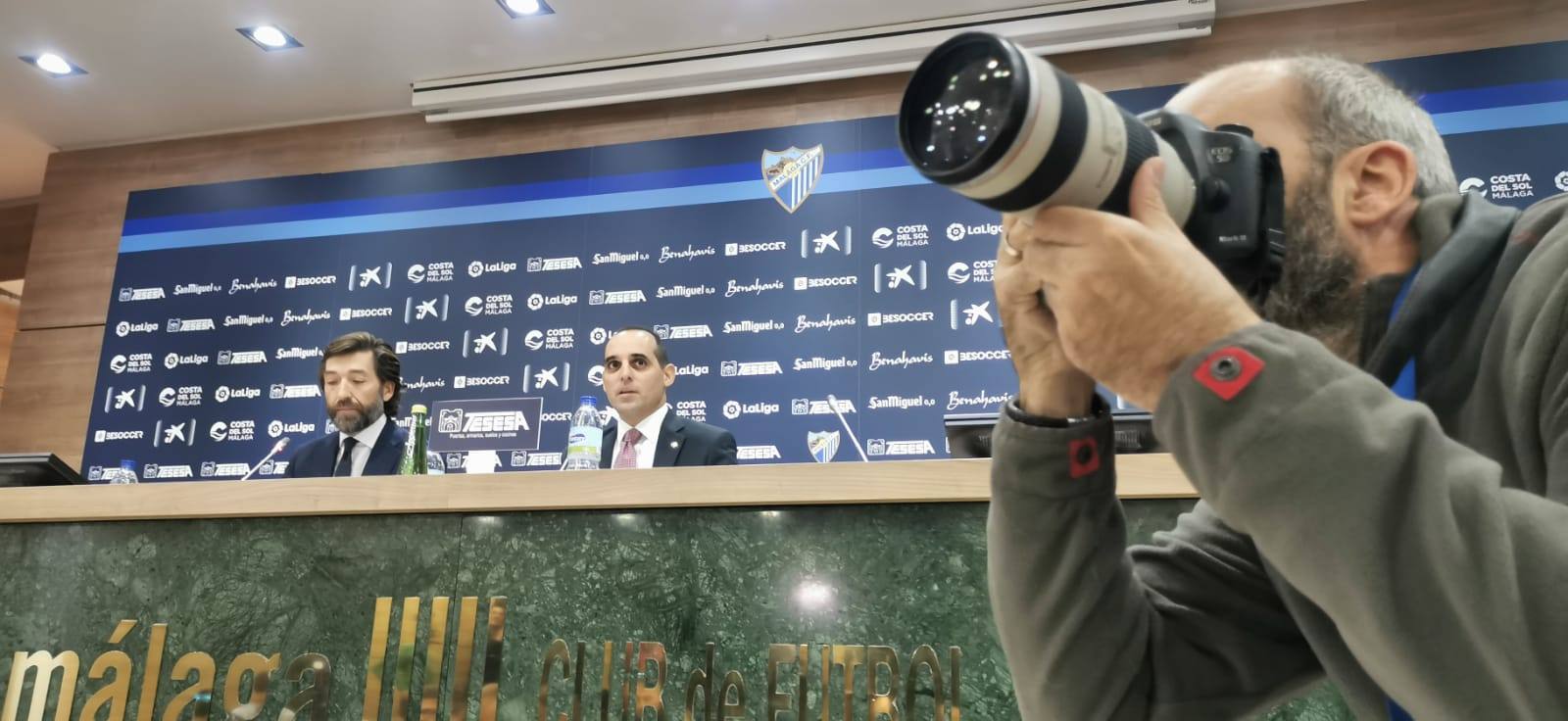 El director general, Richard Shaheen, informó que está negociando su situación para alcanzar una «conclusión amistosa», añadiendo que hay un plan listo para activar cuando se resuelva el trato con el técnico madrileño y su equipo técnico