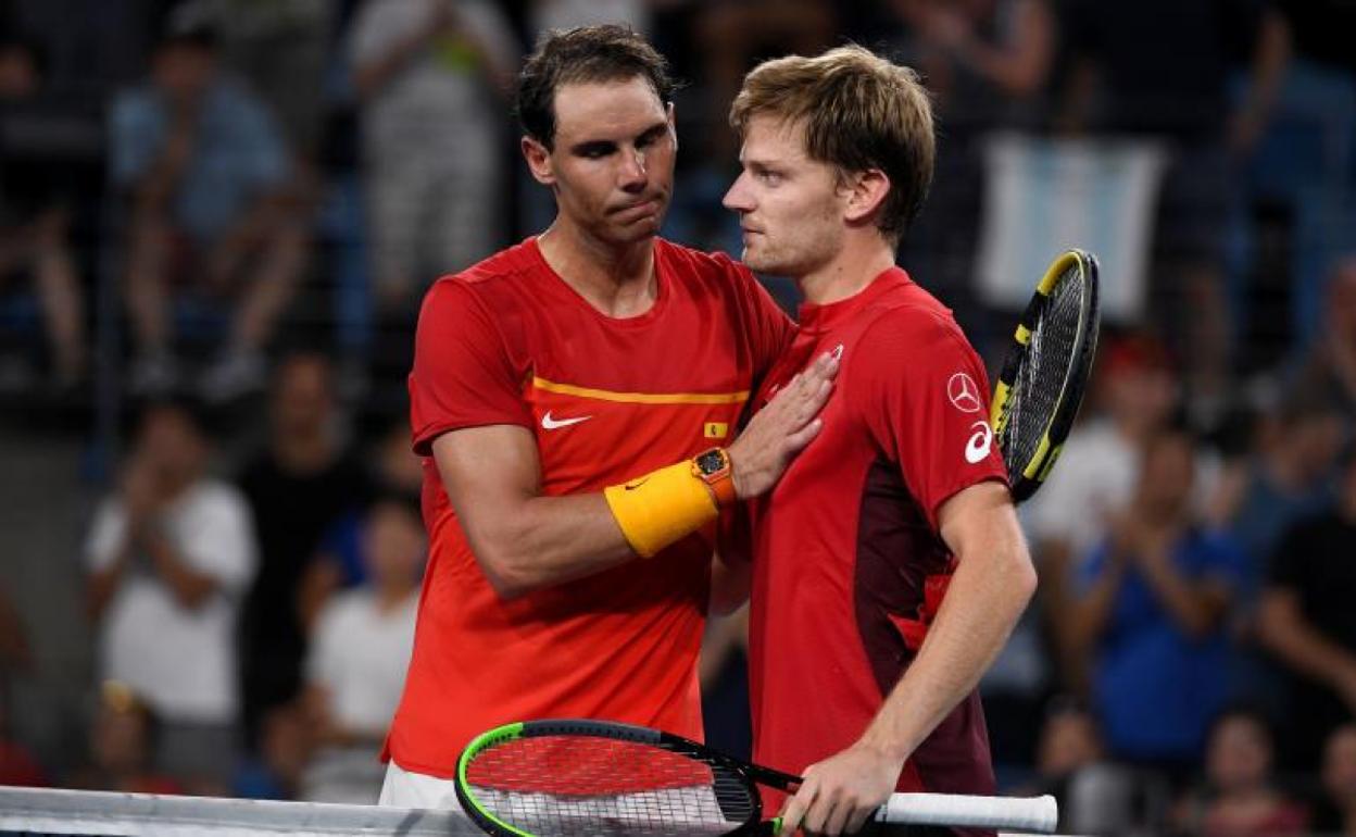 Nadal felicita a Goffin por su victoria.