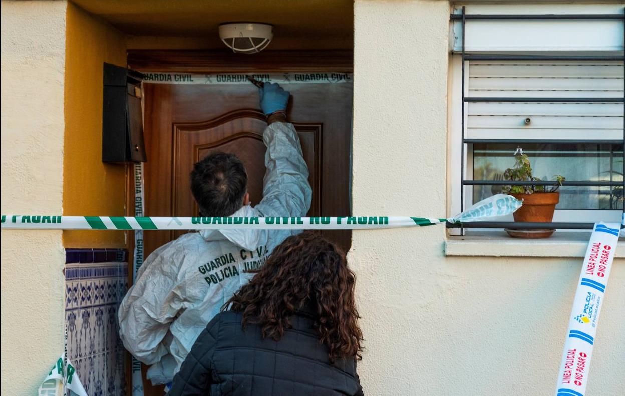 Vivienda a la que prendió fuego ayer un hombre con su mujer dentro en Castilleja de la Cuesta. 