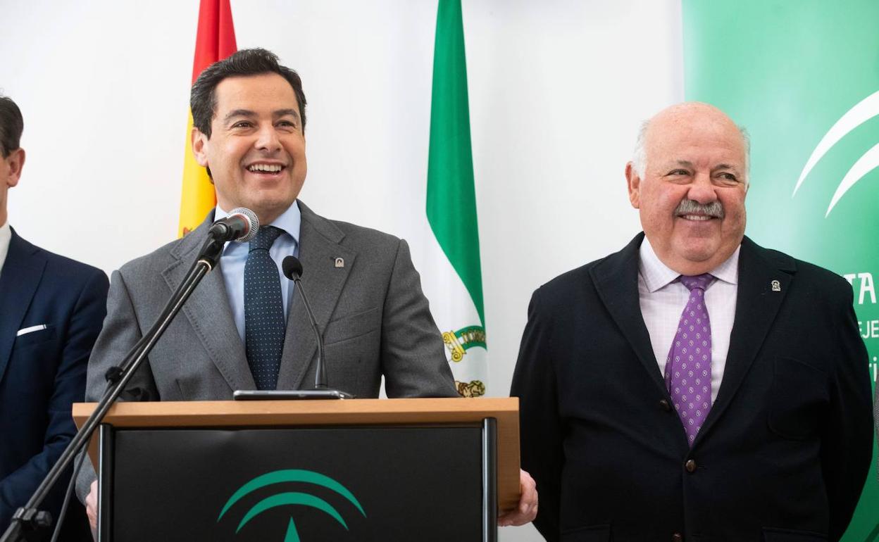 El consejero de Salud, Jesús Aguirre, acompañando al presidente de la Junta en un acto en Granada. 